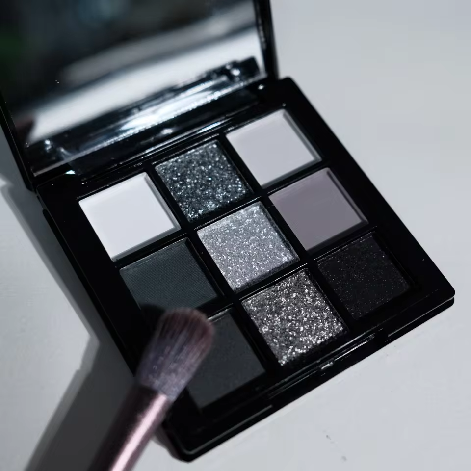 GleamPure 9-shade eyeshadow palette: Black Swan Smoky  Dark Black Grey Silver Glitter Matte Finish Long-lasting and easy to color